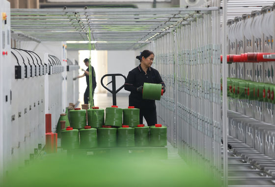 Fabricante y proveedor de césped artificial para fútbol y paisajismo con doble certificación FIFA y FIH