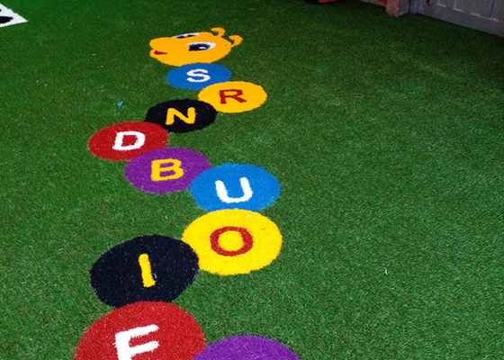 Logotipo de césped artificial de 15 mm duradero con fotografía Césped sintético personalizado para decoración de canchas deportivas o áreas de ocio