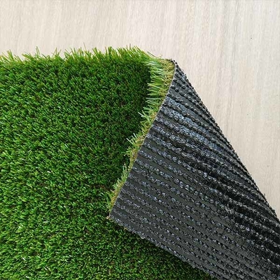 Adhesivo PU 28mm 13800 Dtex Paisaje Hierba artificial Double PP Backing Balcones patios traseros Decoraciones Resistencia a los rayos UV Bajo mantenimiento