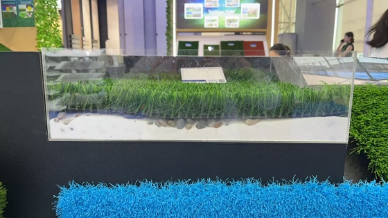 2025 Nuevo césped artificial sin relleno con esterco absorbente de golpes para deportes