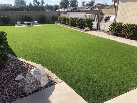 Césped artificial de 40 mm de altura de pila con apariencia realista y bajo mantenimiento para jardines y paisajismo