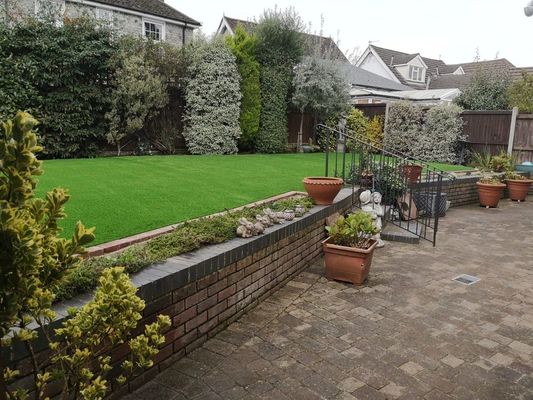 Césped artificial de 40 mm de altura de pila con apariencia realista y bajo mantenimiento para jardines y paisajismo