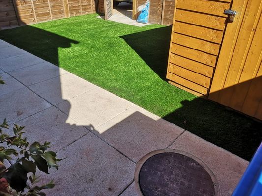 Césped artificial de 40 mm de altura de pila con apariencia realista y bajo mantenimiento para jardines y paisajismo