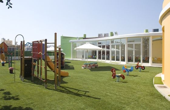 Césped artificial de altura de pelo de 45 mm con apariencia realista y bajo mantenimiento para jardines
