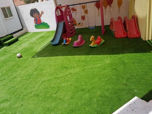 Césped artificial de altura de pelo de 45 mm con apariencia realista y bajo mantenimiento para jardines