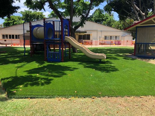 Césped artificial de 30 mm de altura de pila con apariencia realista y bajo mantenimiento para jardines