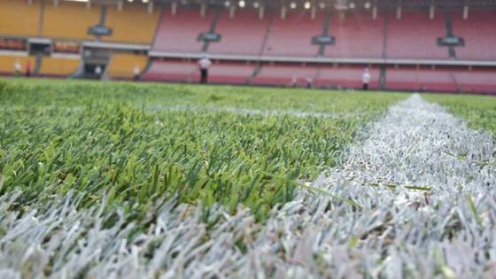 Césped artificial sin relleno de 30 mm de altura de pelo para campos de fútbol con gran permeabilidad al agua para mayoristas y agentes locales