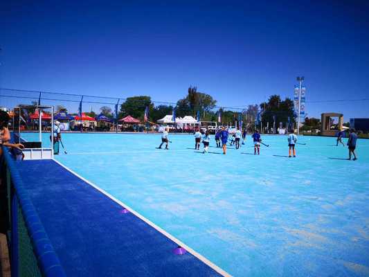 Césped artificial de hockey certificado por la FIH con altura de pila de 14 mm y rociador de agua para un juego consistente