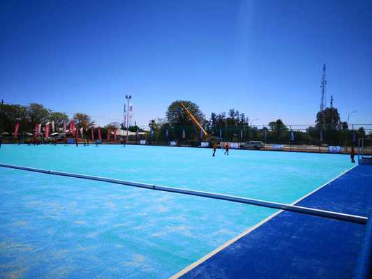 Césped artificial de hockey certificado por la FIH con altura de pila de 14 mm y rociador de agua para un juego consistente