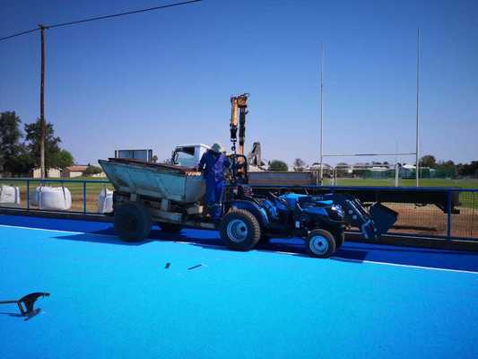Césped artificial de hockey certificado por la FIH con altura de pila de 14 mm y rociador de agua para un juego consistente