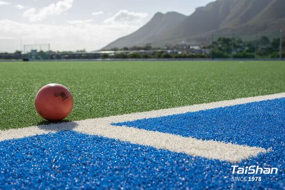 Césped artificial de hockey certificado por la FIH con 17 mm de altura de la pila, no hay metales pesados para un juego constante.