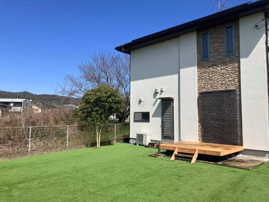 Césped sintético de alta densidad con respaldo de látex SBR para jardines y jardines