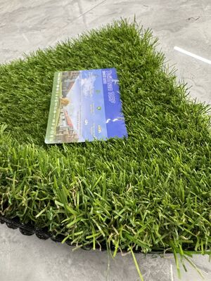 Césped artificial de 45 mm de altura de pelo, cinco colores, no direccional, para patios traseros, jardines, terrazas y calles
